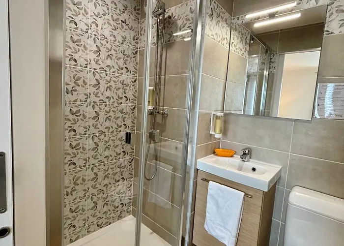 Le Pavillon De 2* Saint-Lo